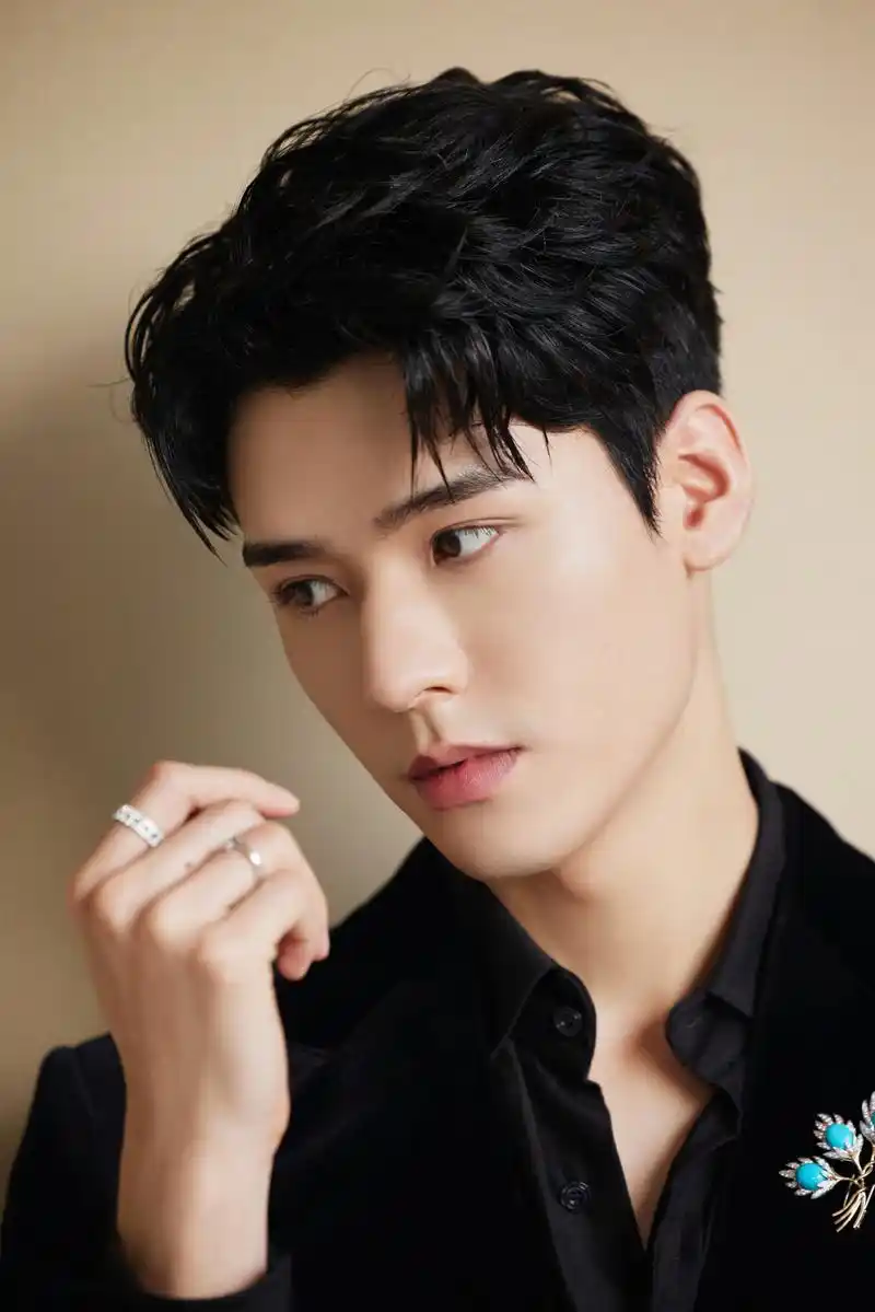 龚俊黑丝绒西服大片