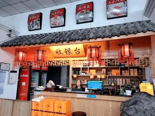 收银台金牌烧烤热菜佳肴风味生煎围桌而坐,轻松自在矮桌矮凳却给人一