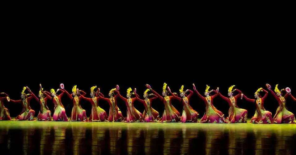 维吾尔族女子群舞《石榴花开》民大舞蹈学院少数民族英才班倾情奉献