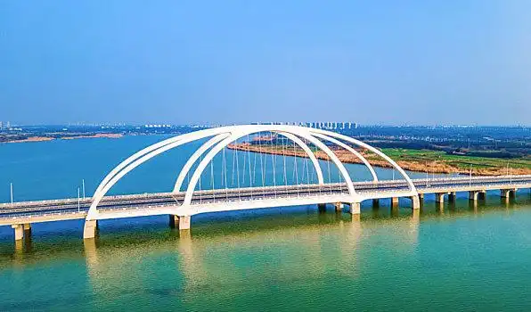 航拍江苏省常州金坛区钱资湖大桥与湿地公园