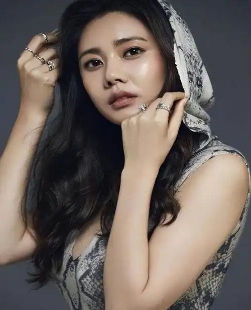 45岁秋瓷炫身材绝了,和于晓光拍情人节写真,眼神拉丝|