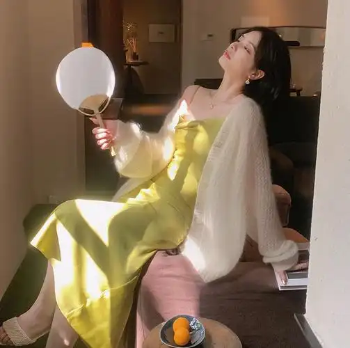 大胸女生怎么穿搭才不显胖17款适合胸大女生的秋天穿搭指南