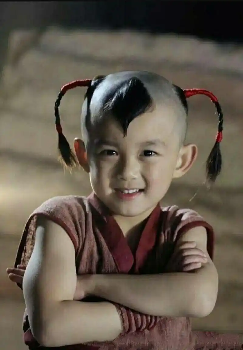 吴磊小时候的照片你看过么?他天生就是一副做演员的好胚子