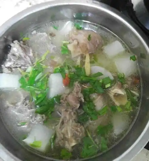 煮羊肉汤怎么又浓又白膻味少小妙招给你吃到嘴里暖在心间