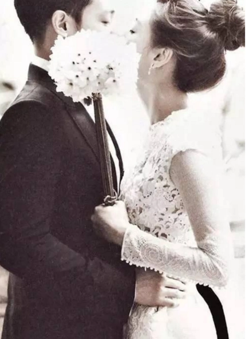 全智贤和崔俊赫,全女神之前被票选为最不适合穿婚纱的韩国女星,但其实