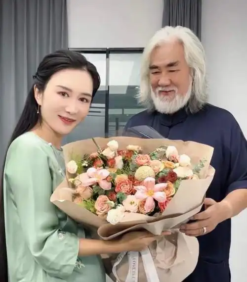 71岁张纪中带小31岁老婆引热议!黄昏恋过得如何?