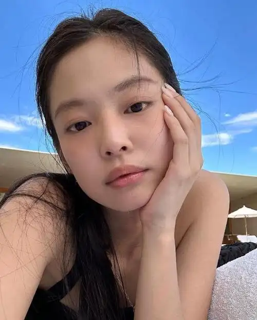 jennie公开度假照片素颜也没有负担