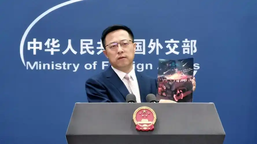 外交部蓝厅罕见一幕:赵立坚眉头紧锁拿出一张漫画,对美连发3问