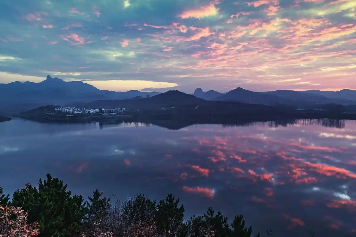 冬日暖阳 在初冬里,乍寒还暖的清晨,遇见唯美的朝霞,美妙地快 - 抖音