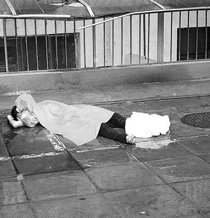 正文 女子坠楼现场  点击此处查看全部新闻图片   "妈妈没了……"女孩