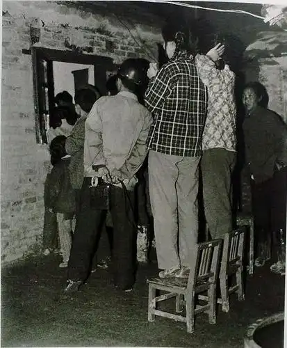 50年前的中国什么样?学生们下田插秧,生产队开山造田繁忙