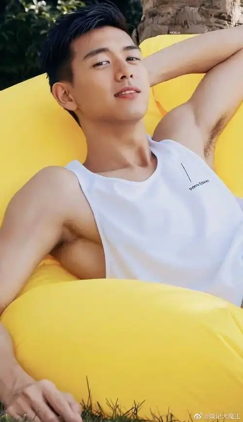 李现球场打篮球随拍#篮球少年李现9615 这肌肉 这身材,这顺毛谁