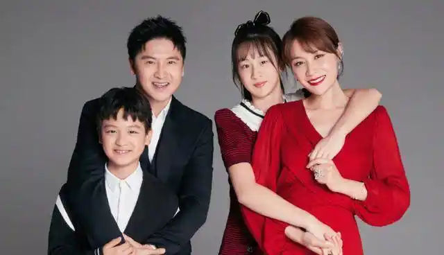 明星春节晒全家福洪欣张丹峰罕见同框13岁森碟身高成焦点