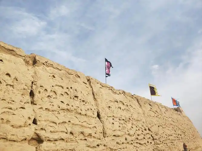 一进影视城就看到一堵用黄土垒起的高高城墙,城墙上旌旗招展,浓浓的