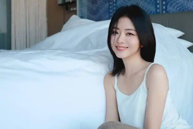 谭松韵美照曝光_白色_吊带_笑容