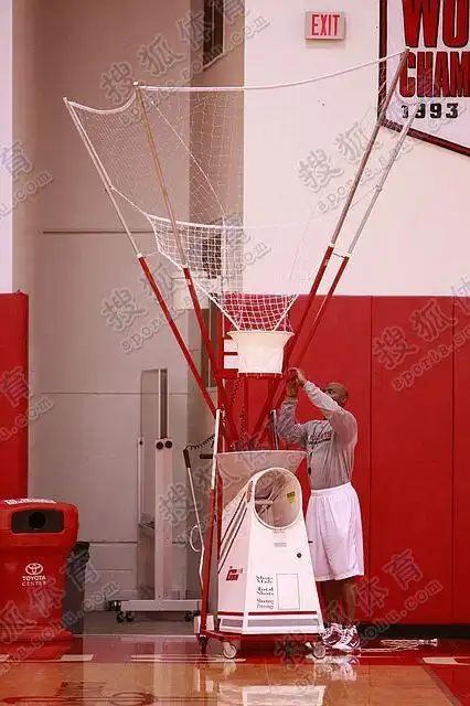 组图:火箭训练教练组特训队员 自动发球机上阵