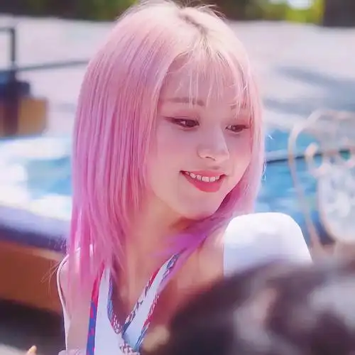 粉金渐变发 粉色系妆容 甜系表情管理→叛逆的糖果少女