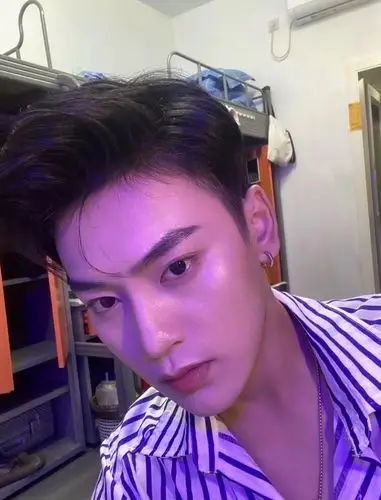 求鉴别!姐妹的即将面基的网恋对象照片,我觉得肯.