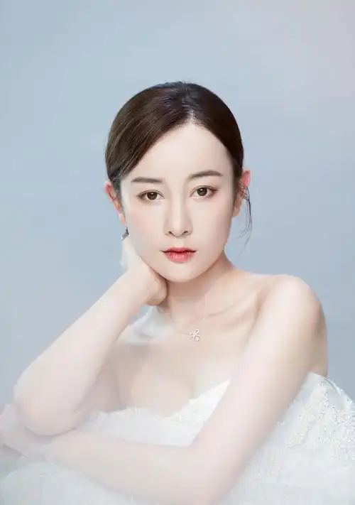 张檬早秋写真曝光清爽白裙气质优雅动人