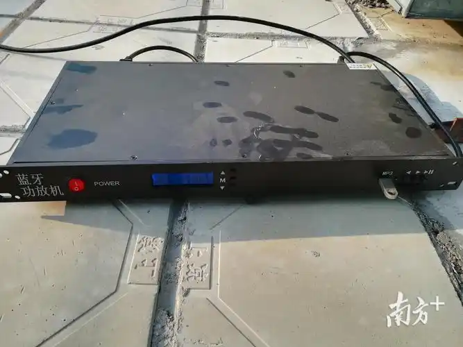 在确认为"黑广播"后,监测人员使用便捷式测向设备和手持监测设备,采取