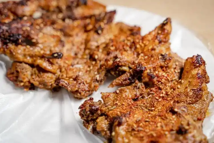 铁板鸡架03|铁板鸡架烤鸡皮粘着似有若无的砂糖粒子,焦焦脆脆,一点儿