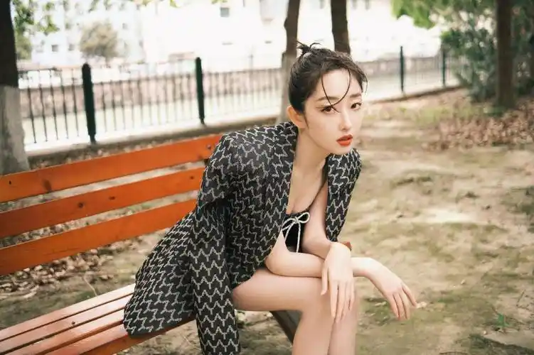 蒋梦婕白到反光,穿雾霾蓝时尚裙高挑时髦,优雅温柔太惊艳