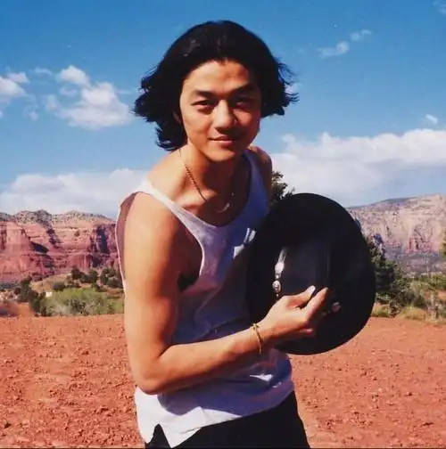 秃顶又怎样!李亚鹏青涩照长发飘逸