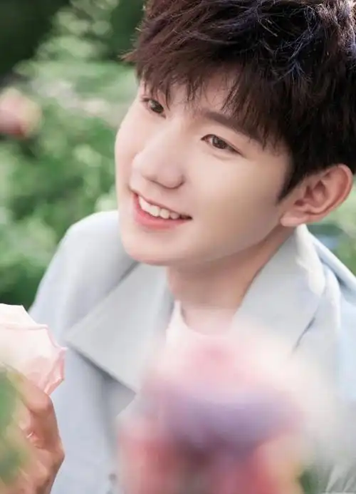 快来接收王源甜甜的笑容,一眼万年,太让人心动了