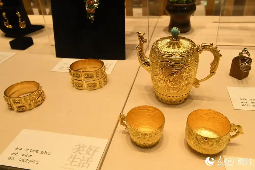 展会上展出的足金镶嵌工艺品.