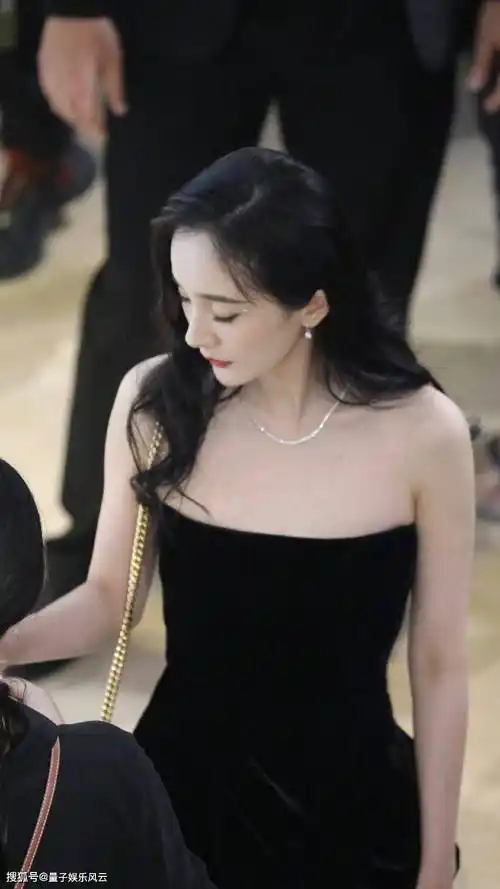 杨幂一袭一字肩黑色抹胸晚礼服连衣裙,搭配精致好看的耳坠,站在那里
