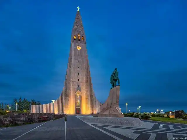 冰岛,全称冰岛共和国,首都叫雷克雅未克,是一个靠近北极圈的经济高度