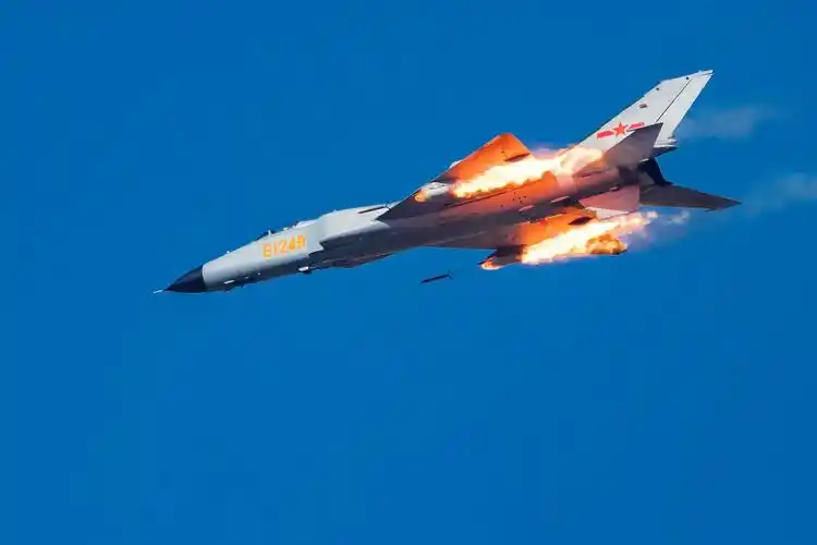 歼10c射火箭弹有大讲究火箭弹打得好还怕打制导弹不行