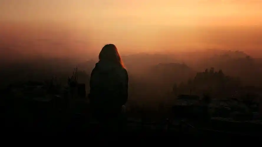 一个人黄昏背影女生