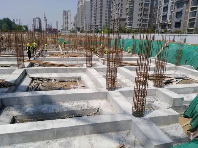 32#楼条形基础采用旧模板支设对于周转使用过多次的旧模板,精心挑选出