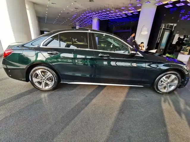 另类祖母绿到店体验奔驰c260l运动