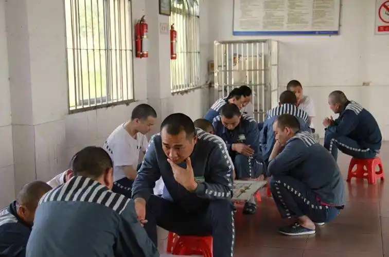 为什么在监狱"劳改"的人,还会问家里要生活费?答案会让你意外