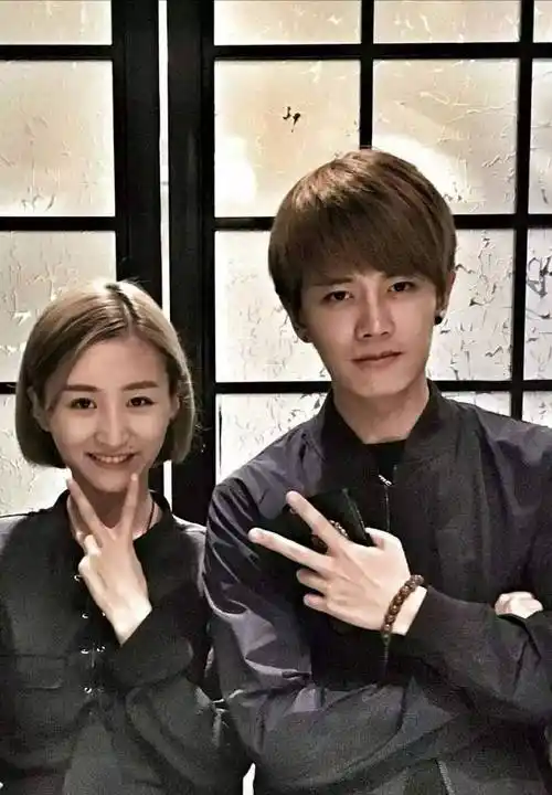 任嘉伦一家三口照片