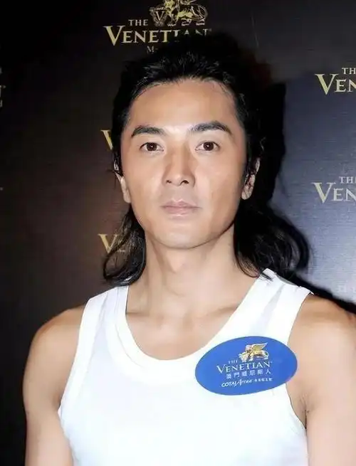 56岁郑伊健发福如路人,为了妻子两国跑,身价过亿至今无子!