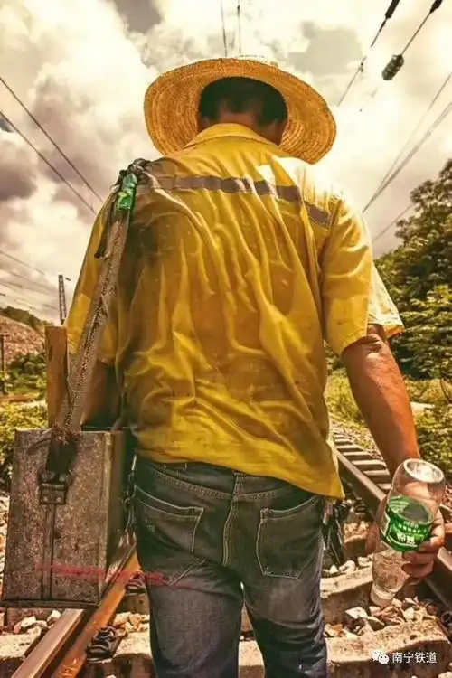 这个背影,让人见之难忘.▲汗水打湿我们的工作服,一起牵手回家.