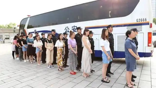 浙江警方破获特大虚拟币诈骗案,抓71人,大部分年轻女孩