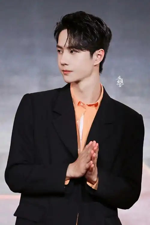 气质优越的王一博也自然是帅的无需多言!优秀到无法超越!@uniq-王一博