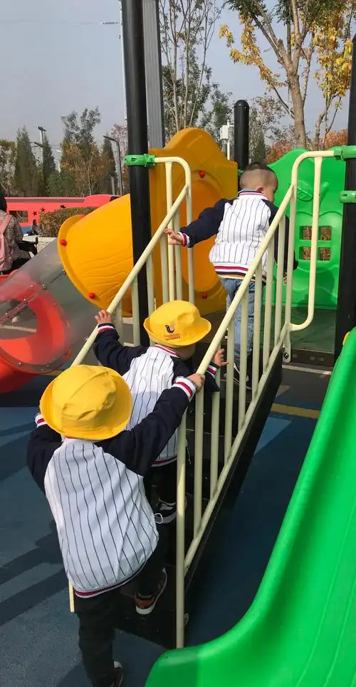 在滑滑梯的时候我们要排队,不争不抢,一个一个来