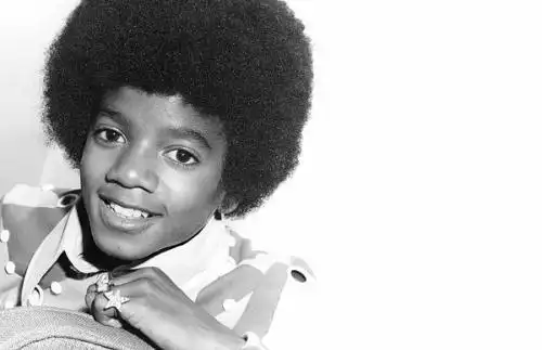 求一张照片是迈克尔杰克逊小时候抬头向上看的