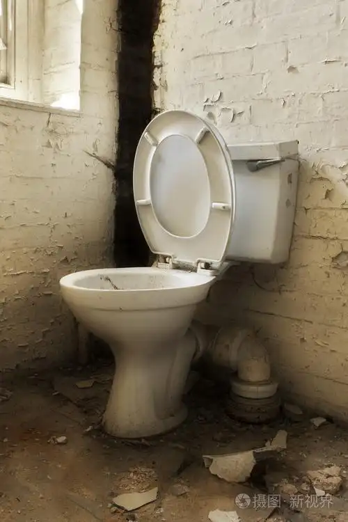打破旧的废弃的厕所