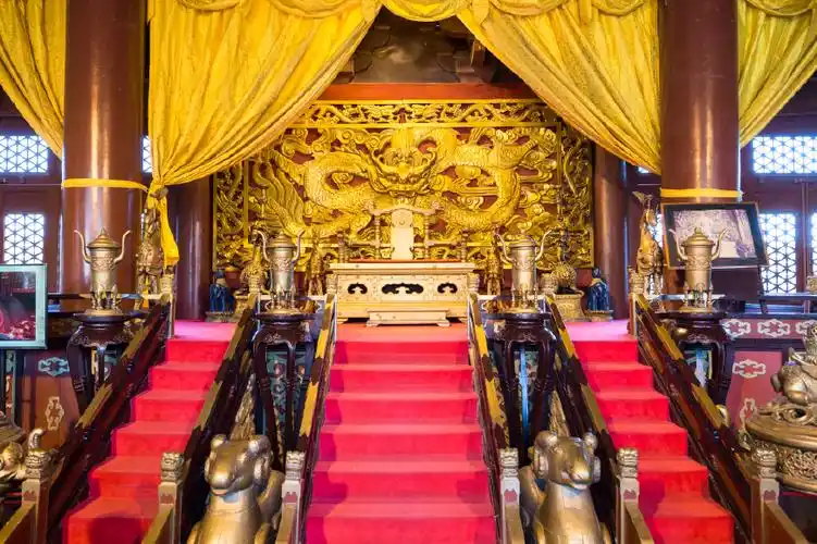 这里为拍摄《水浒传》而建,建筑规模宏大,潘金莲依然坐立窗前