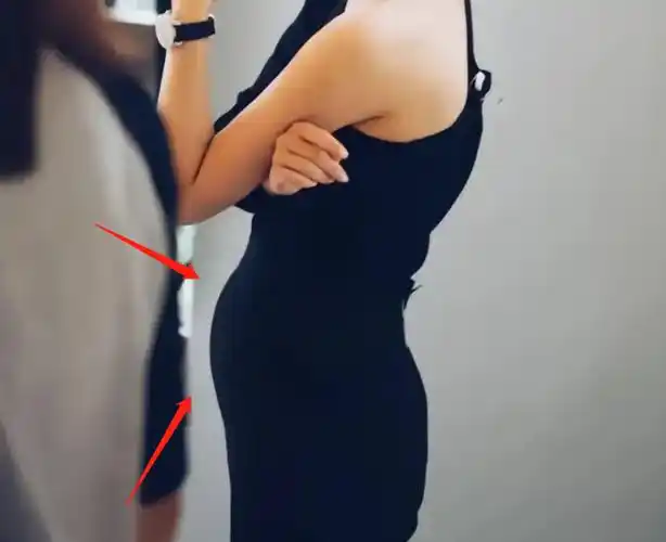 半身看起来还算消瘦,但下半身的腰腹部分却是出乎大家预料的【突兀】