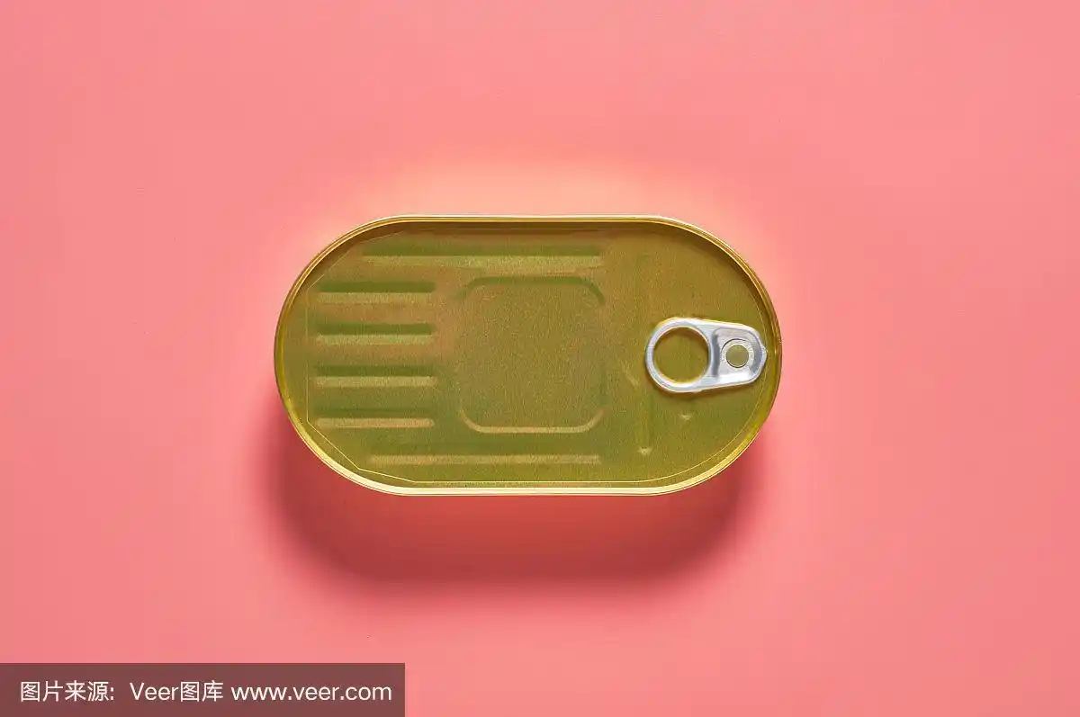 一个封闭的椭圆形罐头食品包装在粉红色的背景.俯视图