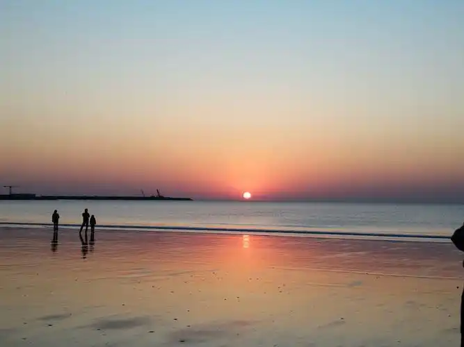 太阳初升微光乍现海上日出真的是很治愈了
