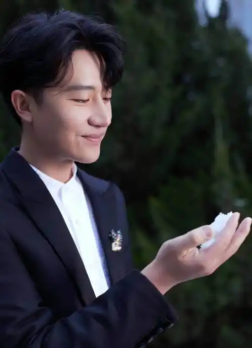 黄轩雪景西装照好治愈