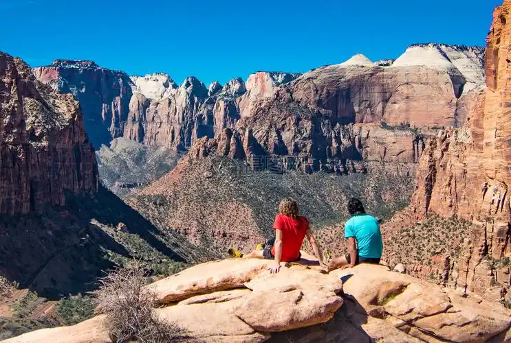 坐在悬崖边的情侣